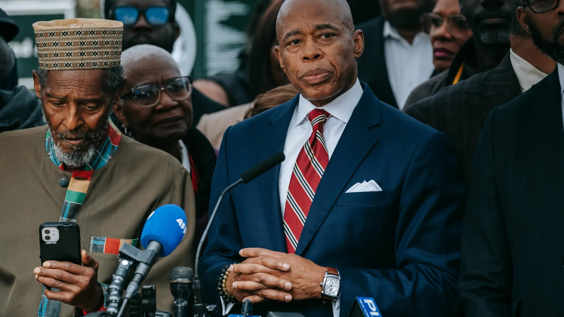 New York (United States), 26/09/2024.- New York City Mayor Eric Adams (C) speaks at a press conference outside Gracie Mansion, the official resident of the mayor of New York City, in New York, New York, USA, 26 September 2024. According to a federal indictment unsealed on 26 September, New York City Mayor Eric Adams has been indicted on five counts of bribery, fraud, and soliciting illegal foreign campaign donations. (Nueva York) EFE/EPA/OLGA FEDOROVA