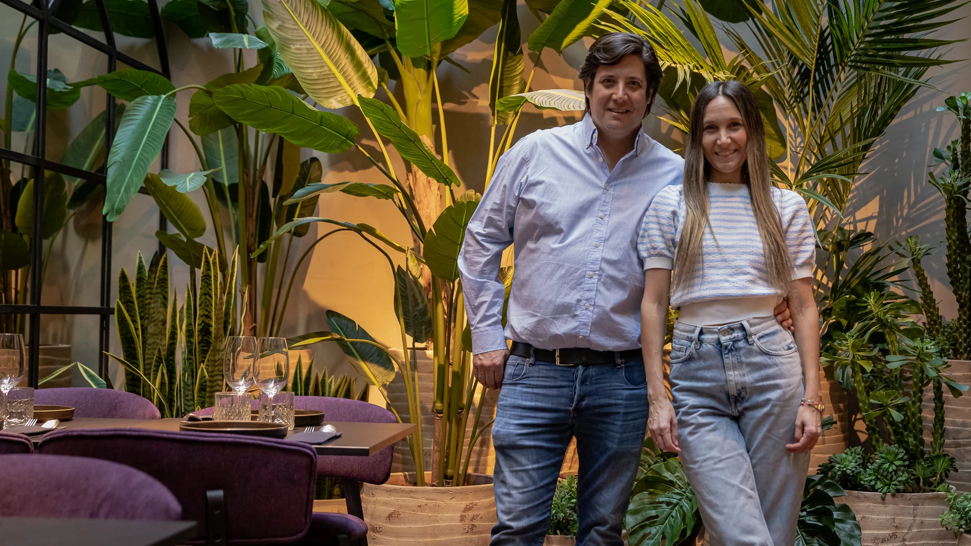 César Figari y Constanza Rey posan en la puerta de Quispe