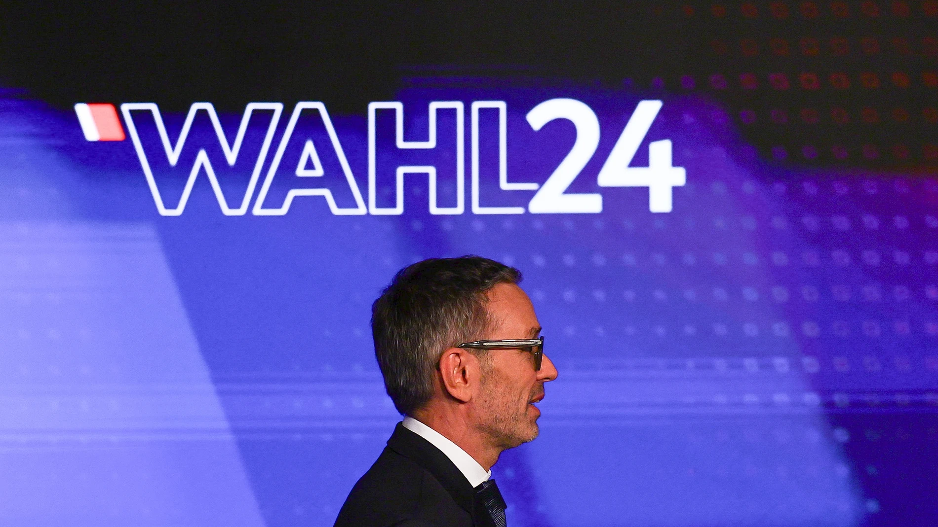 Viennna (Austria), 26/09/2024.- Chairman and top candidate of the Freedom Party of Austria (FPOe) Herbert Kickl arrives for the pre-election tv debate in Vienna, Austria, 26 September 2024. Austrian general elections will take place on 29 September. (Elecciones, Viena) EFE/EPA/FILIP SINGER
