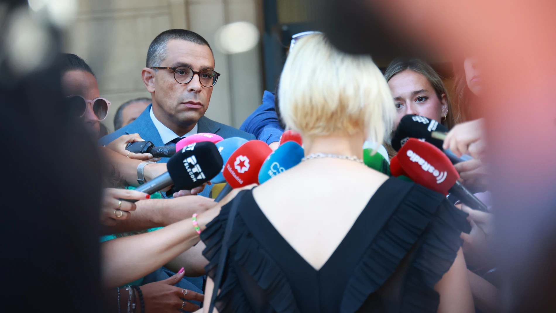 El abogado José Antonio Sires (i), y la mujer denunciante (d) atienden a los medios de comunicación.