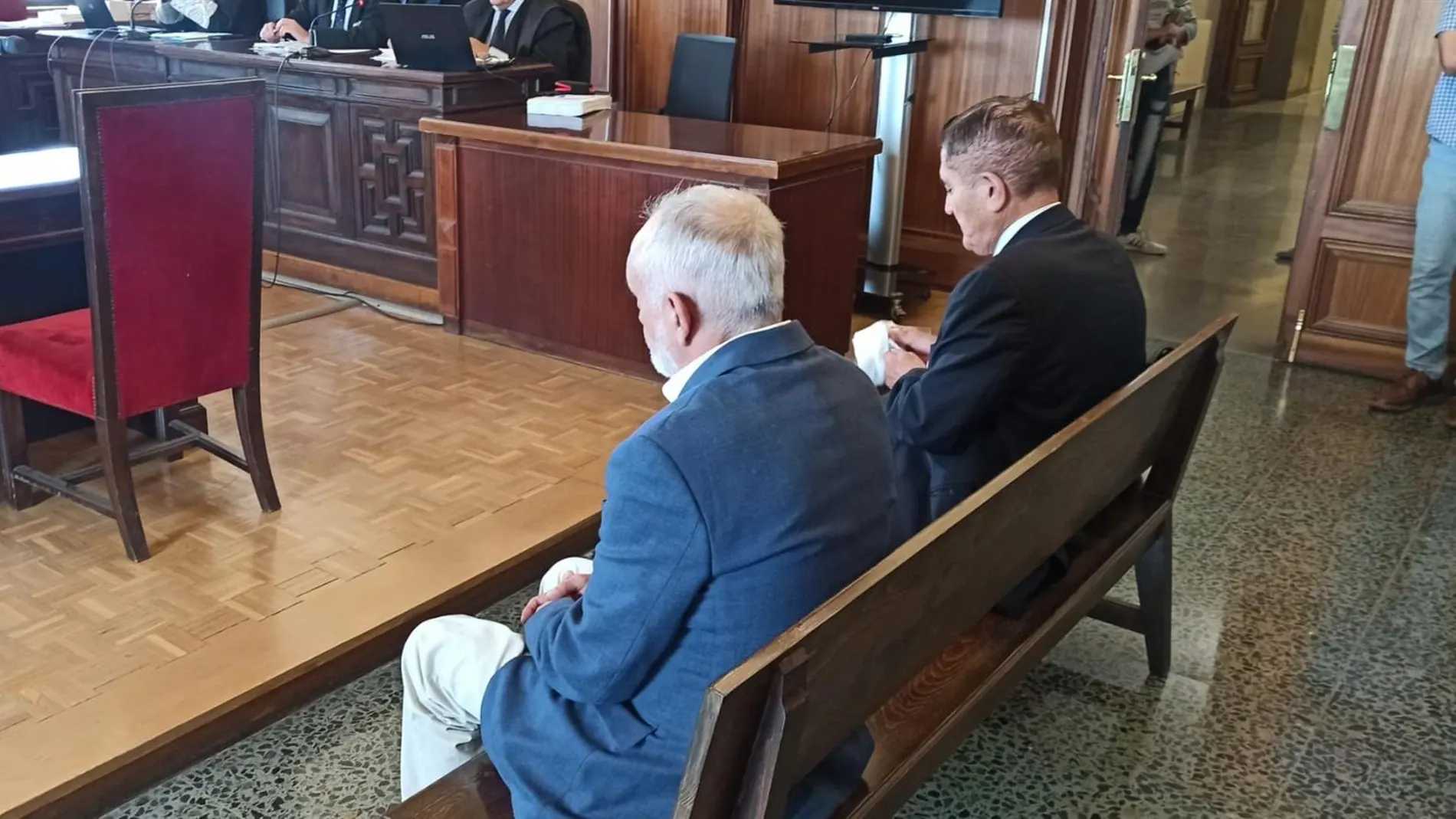 Imagen del comienzo del juicio al exdirector de la Faffe Fernando Villén y al exacalde de Lebrija