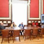 El alcalde de Valladolid, Jesús Julio Carnero, durante la reunión telemático con los representantes de Bimbo