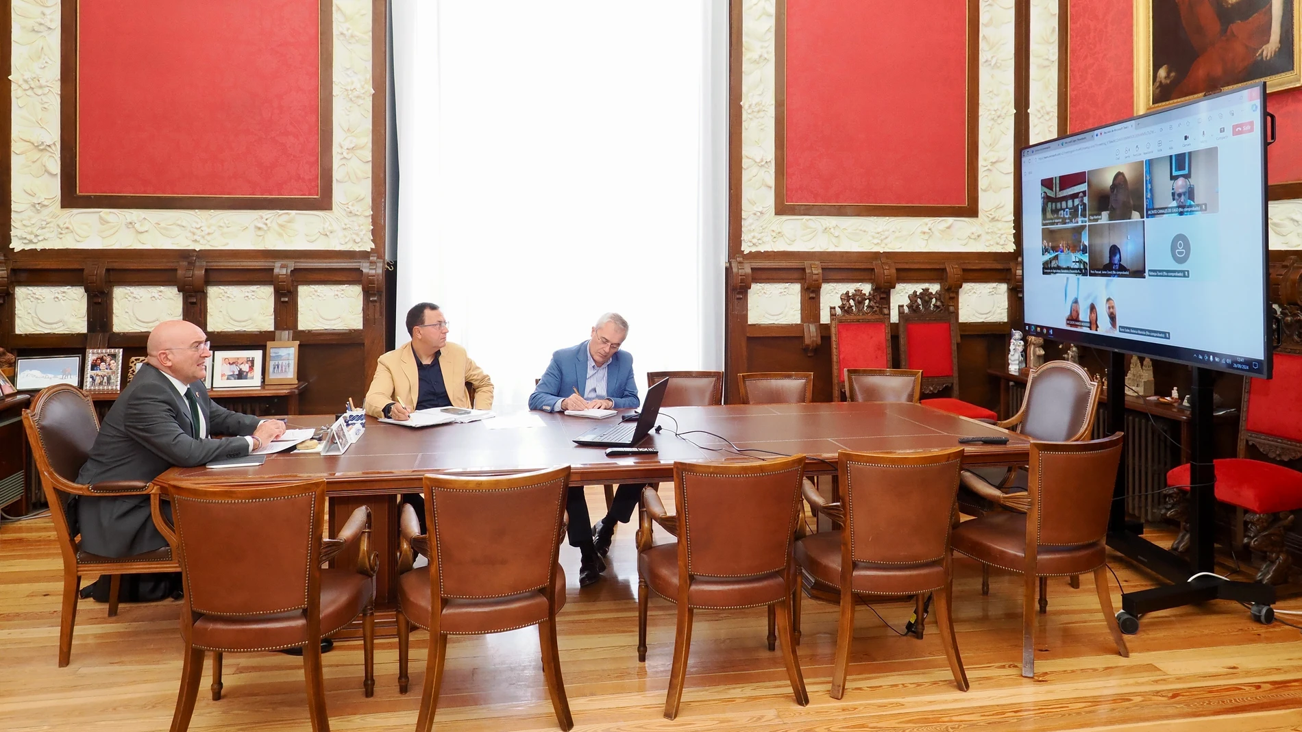 El alcalde de Valladolid, Jesús Julio Carnero, durante la reunión telemático con los representantes de Bimbo