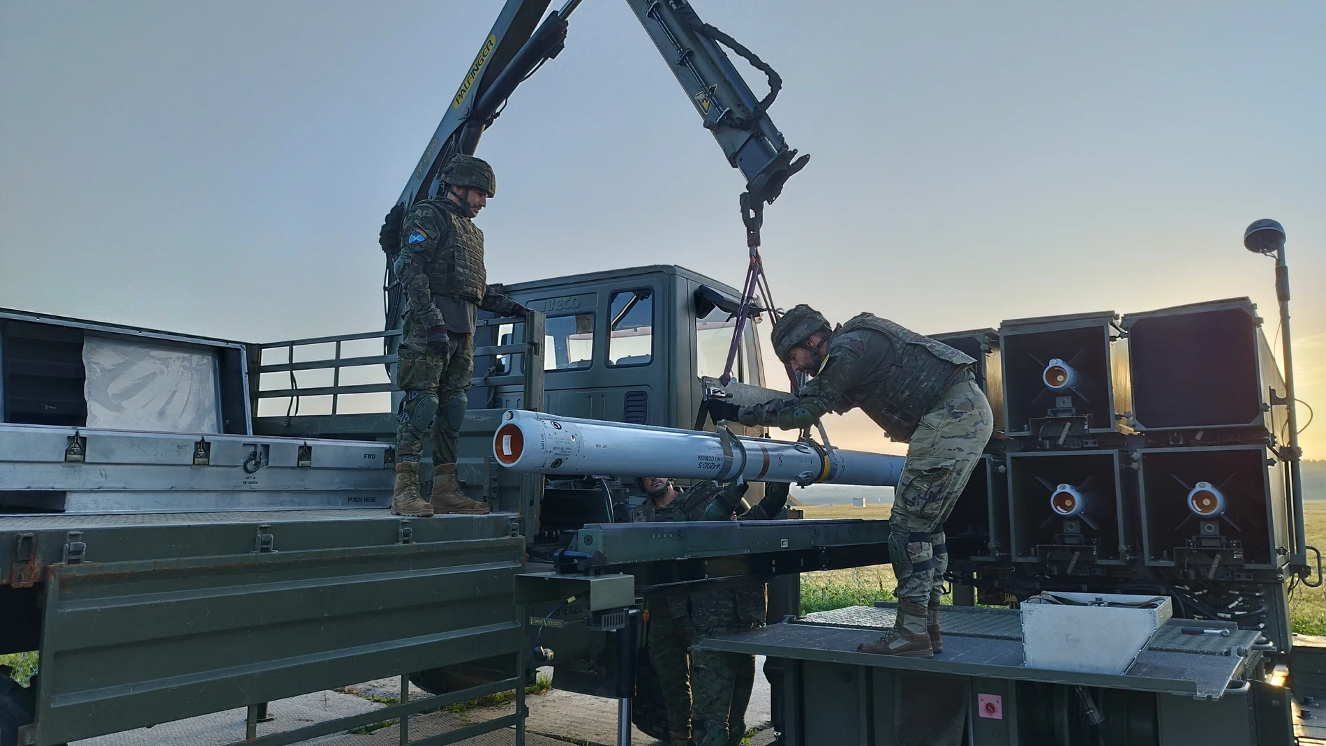 Militares españoles cargan la batería de misiles Nasams desplegada en Letonia