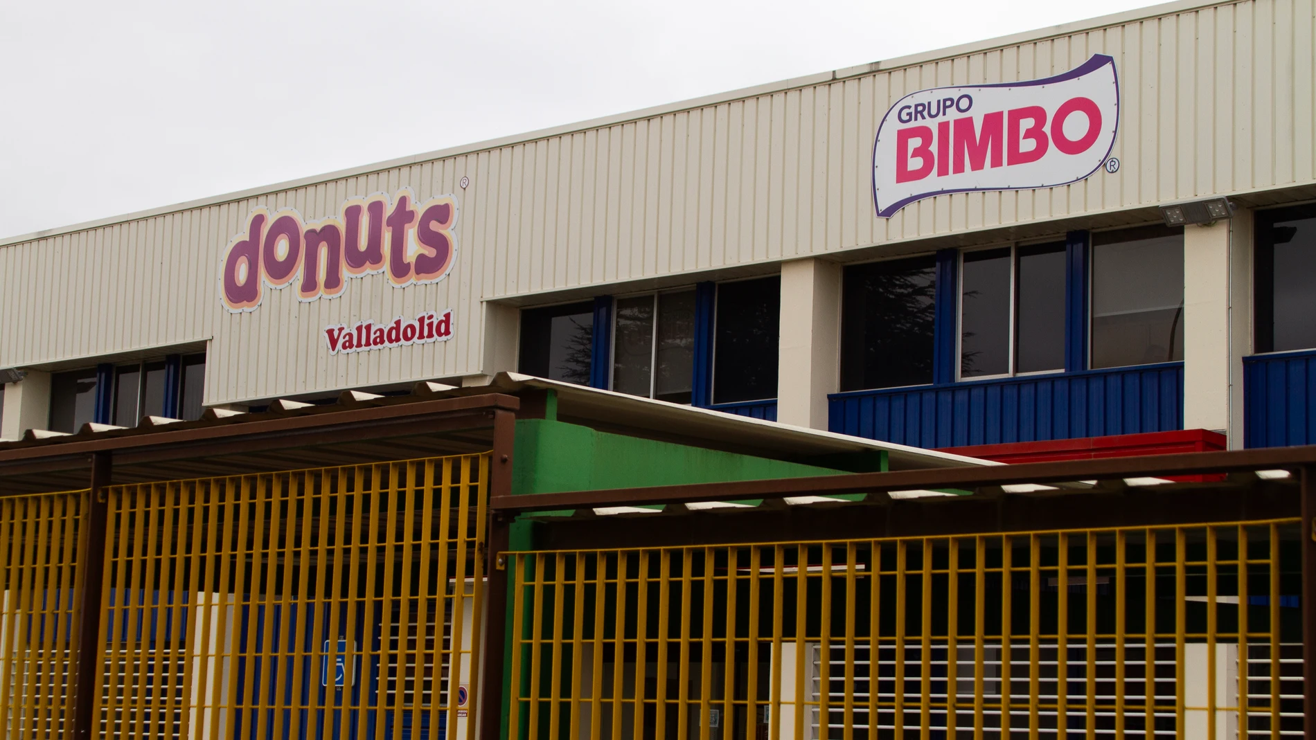 Fachada de la fábrica de Bimbo, a 26 de septiembre de 2024, en Valladolid, Castilla y León (España). Los máximos representantes de Bimbo España han trasladado hoy que la decisión del cierre de la planta de Valladolid, del que dependen unos 200 trabajadores, está “tomada”, por lo que no se plantea “reconsiderar” la situación, al asegurar que el cese de la actividad responde a causas organizativas y productivas. El Gobierno de España, a través del Ministerio de Industria y Turismo, ha reiterado...