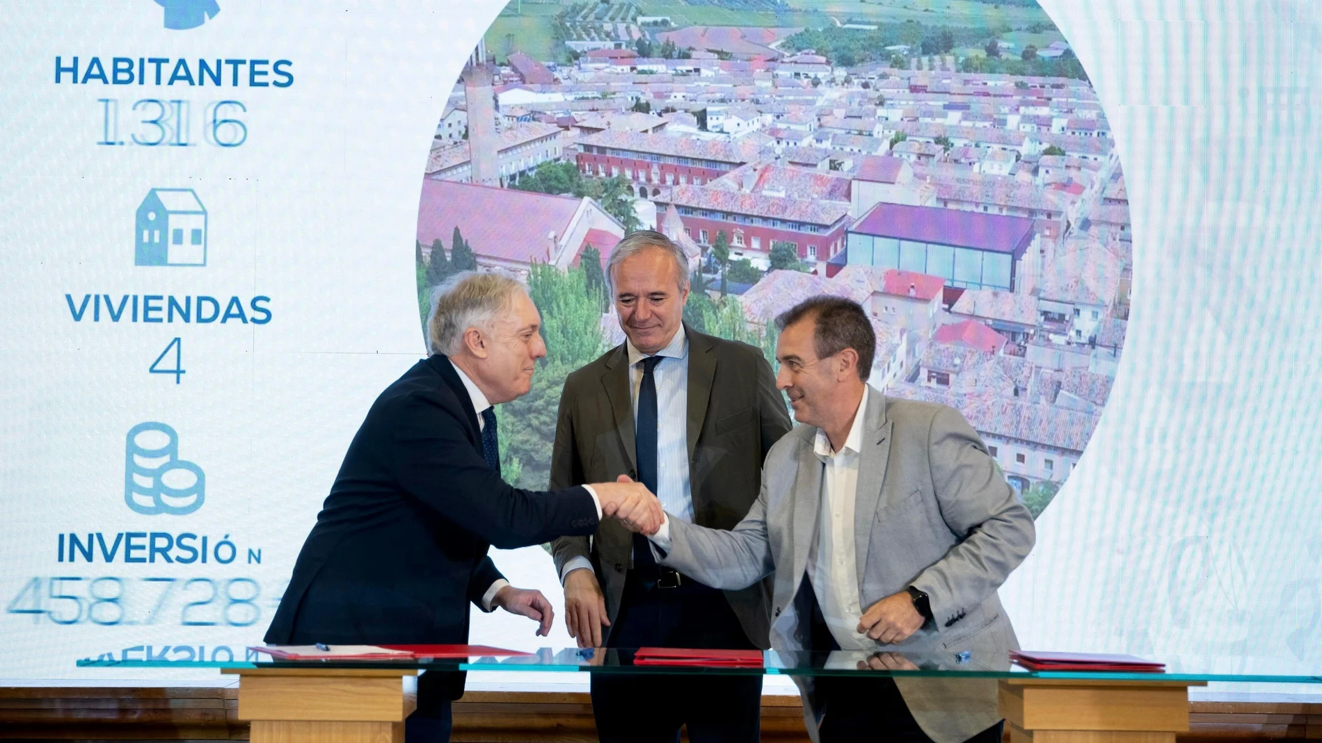 El presidente del Gobierno de Aragón, Jorge Azcón; el consejero de Fomento, Octavio López; y el alcalde de Belchite, Carmelo Pérez, en la firma del protocolo del programa 'Más vivienda, mejor turismo', este año. REMITIDA / HANDOUT por DGA. Fotografía remitida a medios de comunicación exclusivamente para ilustrar la noticia a la que hace referencia la imagen, y citando la procedencia de la imagen en la firma 27/09/2024