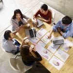 Jovenes en una reunión de trabajo 