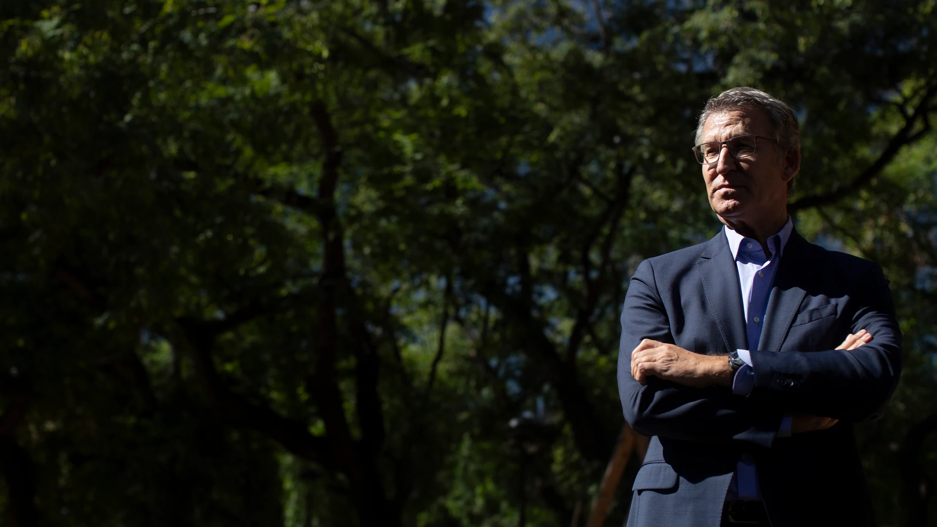 GRAFCAT8691. BARCELONA, 27/09/2024.- El líder del PP, Alberto Núñez Feijóo, atiende a los medios de comunicación tras visitar la Asociación de Familias Numerosas de Cataluña, donde ha propuesto aumentar un 50 % las deducciones fiscales por hijo para llegar hasta los 1.800 euros, así como que las escuelas infantiles sean gratuitas en toda España, unas medidas que están contempladas en la Ley de Conciliación que su partido presentará en los próximos días. EFE/Marta Pérez