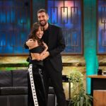 Fotograma de La Revuelta, con Danna Paola y Broncano