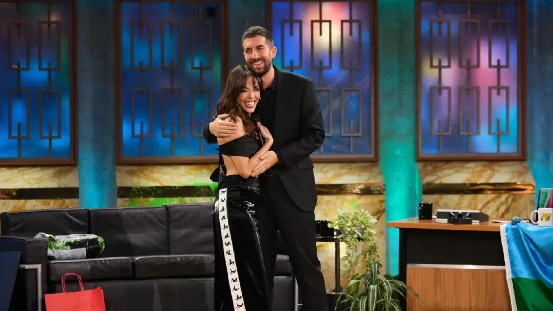 Fotograma de La Revuelta, con Danna Paola y Broncano