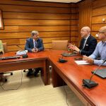 El consejero José Luis Sanz y la directora general de Transportes y Logística, Laura Paredes, se reúnen con los representantes de los Usuarios AVE CyL