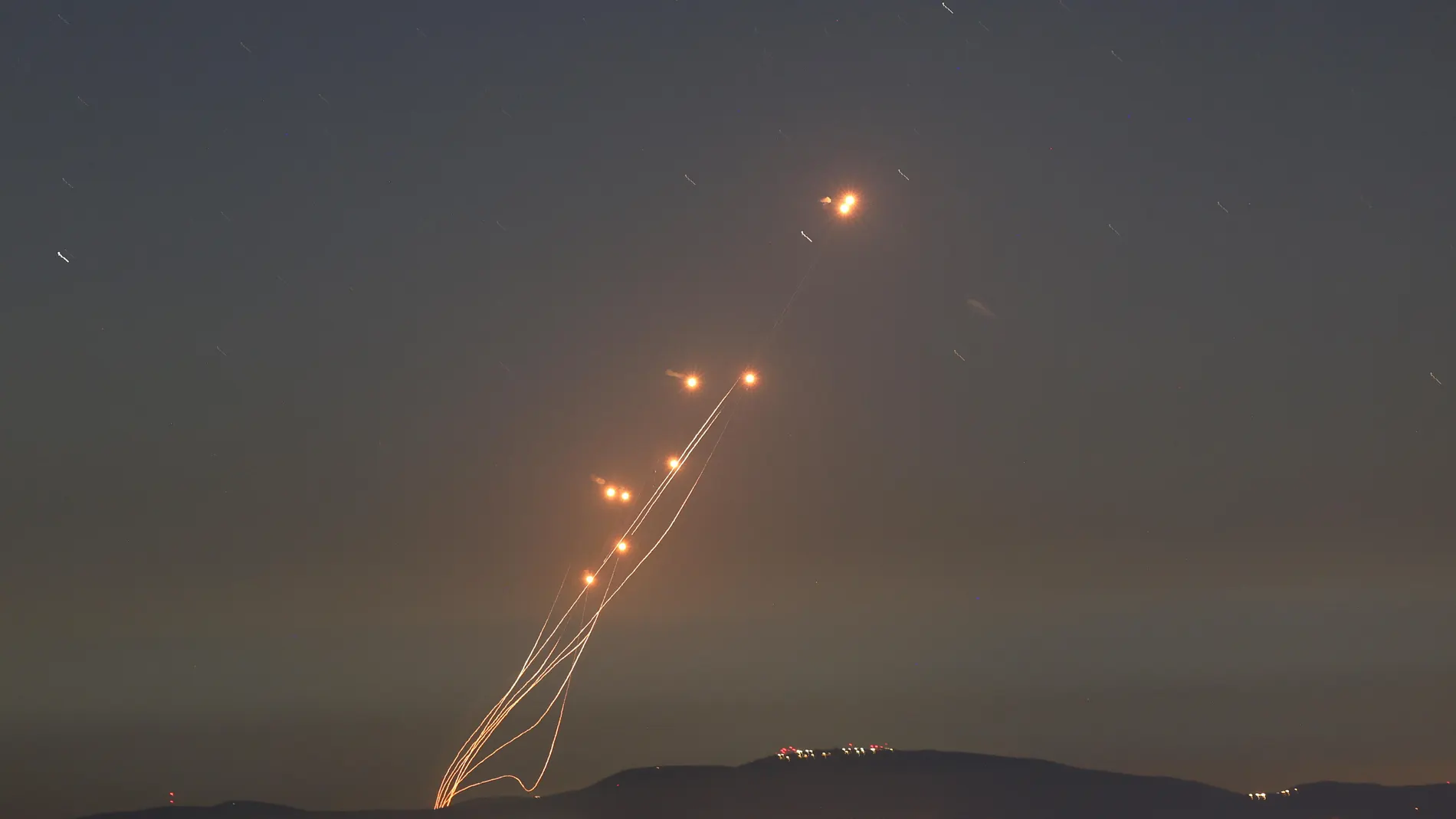 Upper Galilee (Israel), 27/09/2024.- The Israeli Iron Dome air defense system intercepts missiles fired from south Lebanon, in Upper Galilee, northern Israel, 27 September 2024. Israel's military stated on 27 September, that the Israel Air Force (IAF) launched dozens of strikes targeting Hezbollah cells and infrastructure in several areas in southern Lebanon. (Cúpula de Hierro, Líbano, Hizbulá/Hezbolá) EFE/EPA/ATEF SAFADI