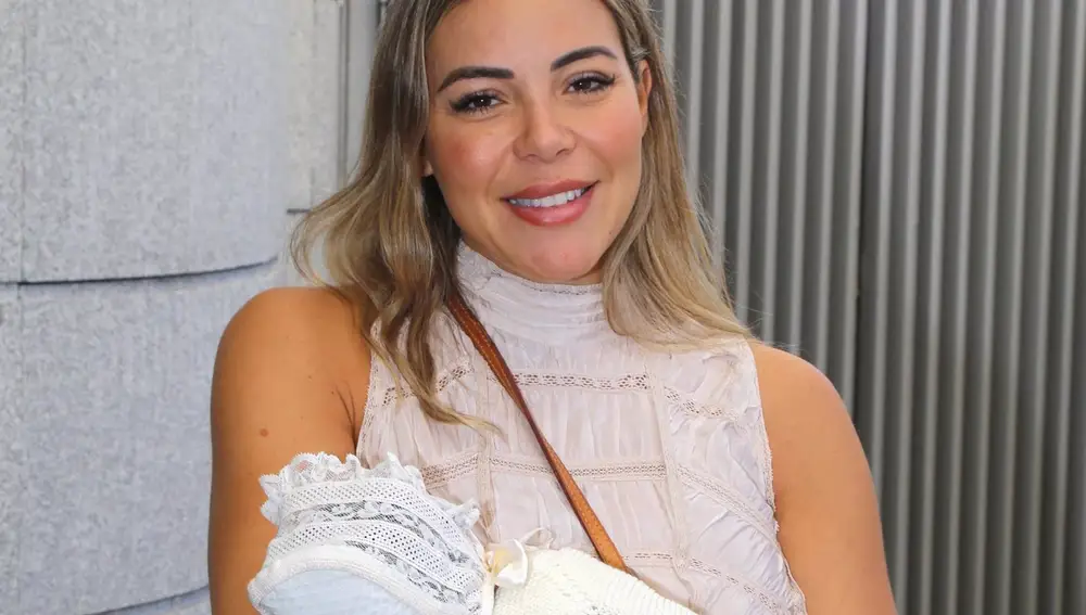 Alba Silva abandona el hospital muy emocionada con su hija Carla en brazos