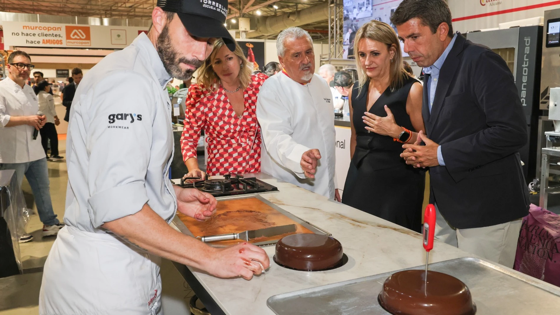 El pastelero Paco Torreblanca al lado de la consellera de Turismo, Nuria Montes, y del presidente de la Generalitat Valenciana, Carlos Mazón hoy en Alicante Gastronómica