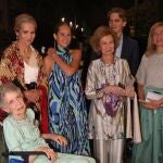 La Reina Sofía reaparece en Atenas rodeada por sus hijas y dos de sus nietos con una gran sonrisa en su rostro