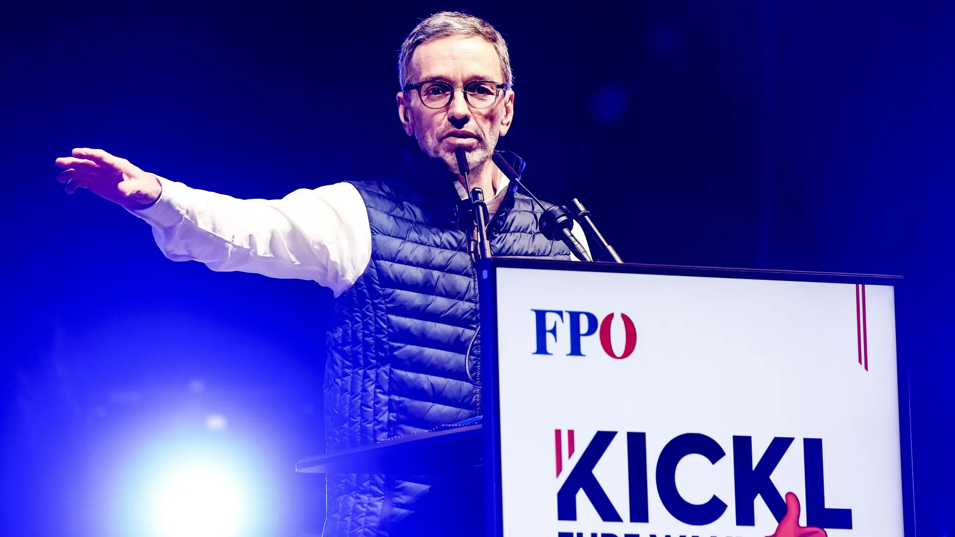 Viennna (Austria), 27/09/2024.- Chairman and top candidate of the Freedom Party of Austria (FPOe) Herbert Kickl speaks during the party's election rally in Vienna, Austria, 27 September 2024. Austria will hold parliamentary elections on 29 September 2024, with the far-right Freedom Party (FPO) leading in the polls. (Elecciones, Viena) EFE/EPA/FILIP SINGER