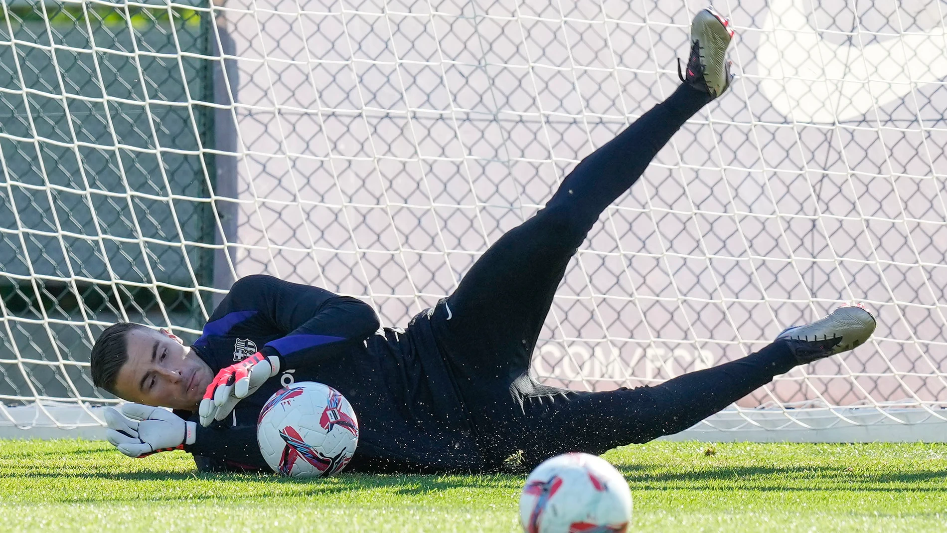 GRAFCAT8679. SANT JOAN DESPÍ (BARCELONA), 27/09/2024.- El portero del FC Barcelona Iñaki Peña durante el entrenamiento que el equipo azulgrana ha realizado este viernes en la ciudad deportiva Joan Gamper. EFE/Enric Fontcuberta.