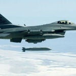 Así son las bombas planeadoras de largo alcance AGM-154 que usarán los F-16 de Ucrania.