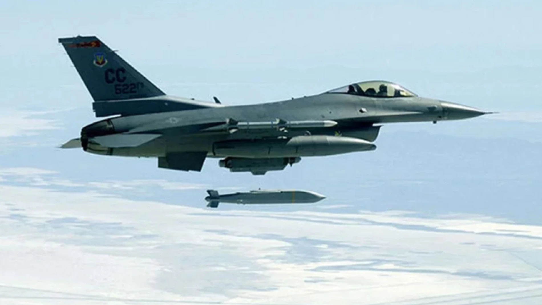 Así son las bombas planeadoras de largo alcance AGM-154 que usarán los F-16 de Ucrania.