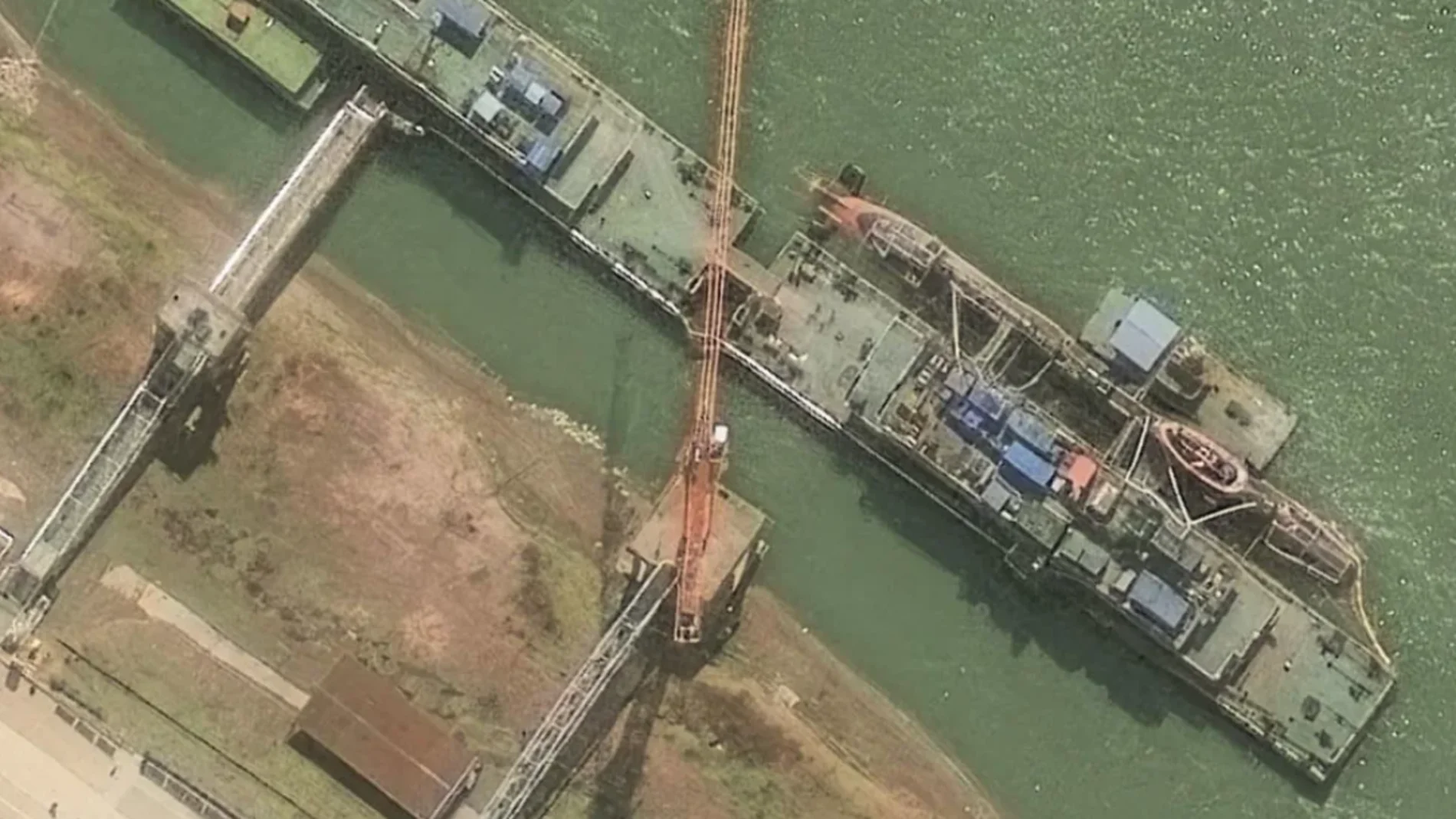 Una imagen satelital de Maxar muestra el submarino de clase Zhou en el muelle el 10 de marzo.