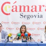 La presidenta, María José Tapia; acompañada por la secretaria general en funciones de la Cámara de Segovia, Marian Hidalgo; y el vicepresidente 1º, Alberto Sonlleva; informa sobre el resultado de la encuesta de necesidades empresariales de la provincia