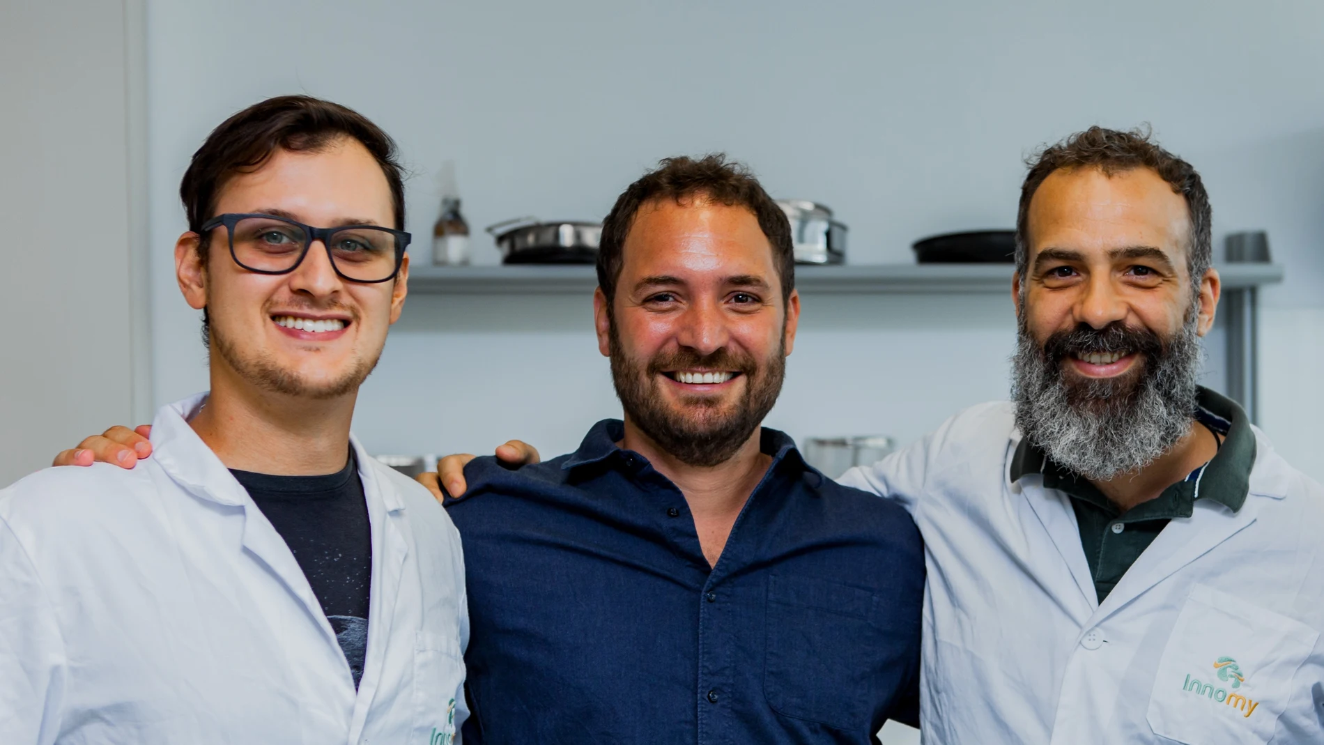 Pablo Ignacio Sánchez Rey, COO de Innomy (izq), junto a Juan Pablo De Giacomi, fundador y CEO (centro), y Francisco Kuhar, CSO