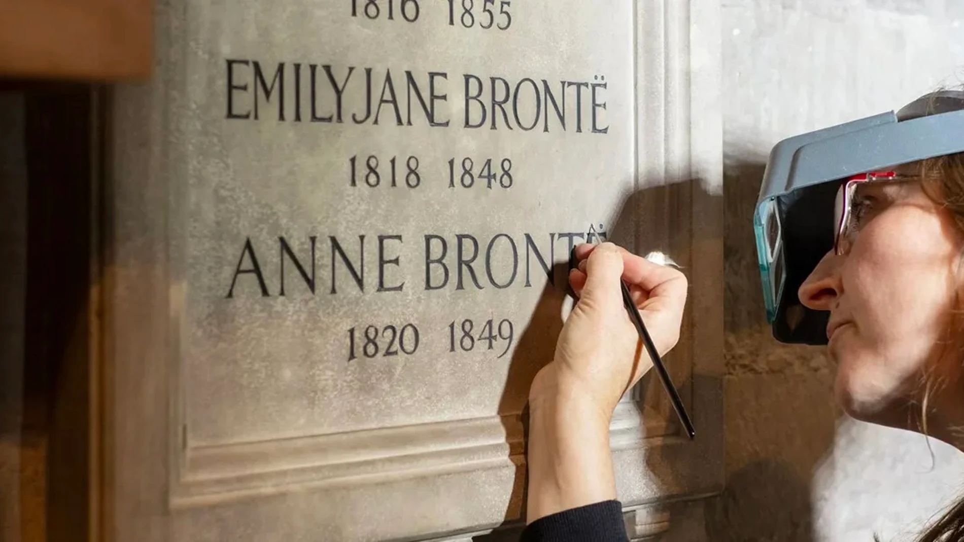 Imagen del momento en el que se han coloreado los dos puntos añadidos a la inscripción de Anne Brontë