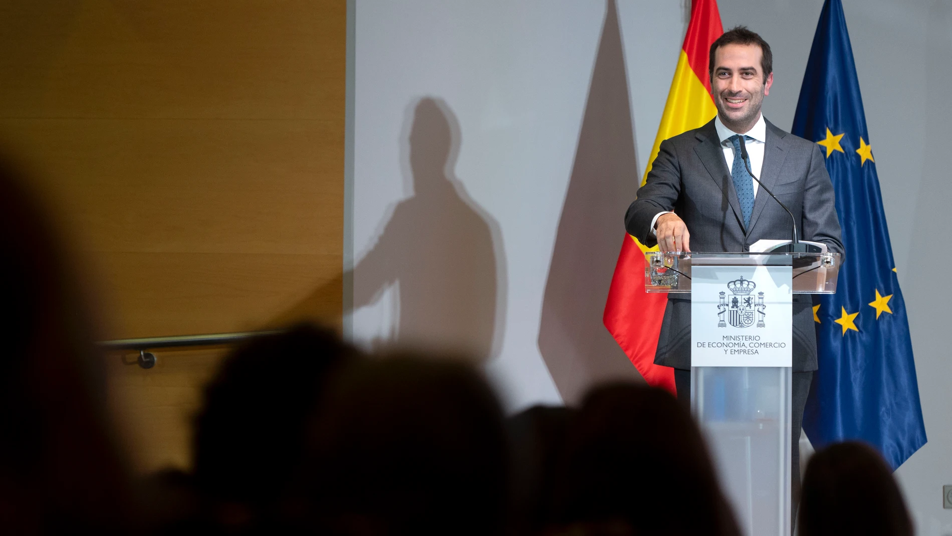 El ministro de Economía, Comercio y Empresa, Carlos Cuerpo durante el acto de toma de posesión protocolario de altos cargos del Ministerio de Economía, en el Ministerio de Economía, Comercio y Empresa, a 27 de septiembre de 2024, en Madrid (España). Toman posesión de su cargo la Secretaria de Estado de Comercio, Amparo López Senovilla, la Subsecretaria de Estado de Comercio, el presidente del ICO, Manuel Illueca Muñoz, el director General de Seguros, José Antonio Fernández, y el director gene...