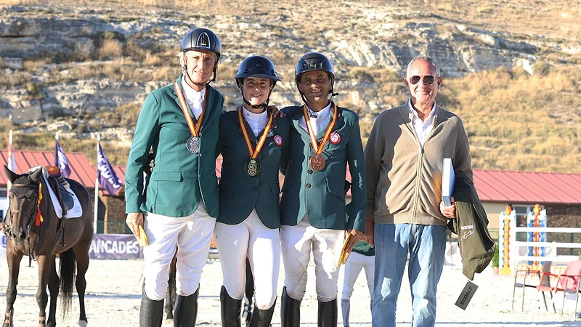 Pere Roquet (derecha), con campeones de caballos nacionales