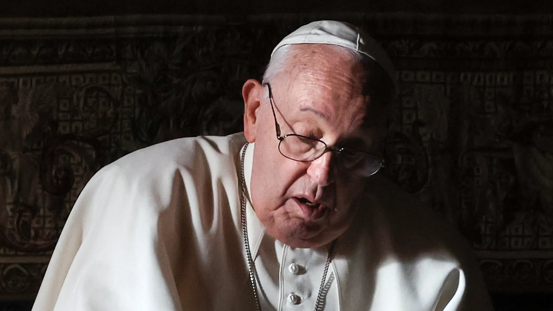 Brussels (Belgium), 26/09/2024.- Pope Francis signs the Book of Honour during a private meeting with the Belgian royal couple King Philippe and Queen Mathilde (not pictured) at Castle of Laeken, in Laken, near Brussels, Belgium, 27 September 2024. Pope Francis is in Brussels on a trip to 'the heart of Europe' to discuss the continent's role in the world. The pastoral visit to Brussels, focusing on the celebrations of the 600th anniversary of the Catholic University of Leuven in Belgium, will ...