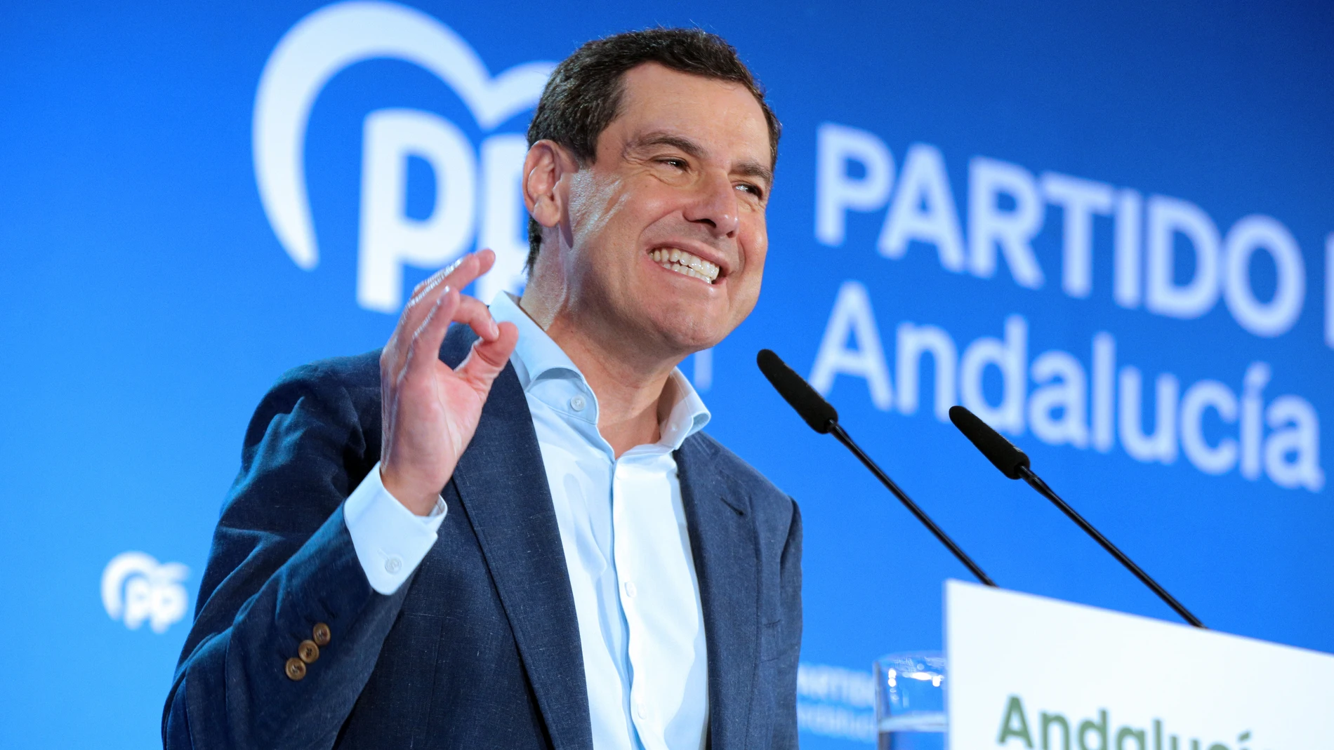 GRANADA, 27/09/2024.- El presidente del PP-A y de la Junta de Andalucía, Juanma Moreno, durante su intervención en la clausura del encuentro con alcaldes y alcaldesas de municipios de menos de 100.000 habitantes que se celebra este viernes en Las Gabias (Granada), donde ha asegurado que los andaluces jugarán su "rol histórico" de defender las autonomías y la igualdad del país y responderán al "chantaje vil e injusto" del Gobierno para evitar que el concierto catalán los condene a tener peores...
