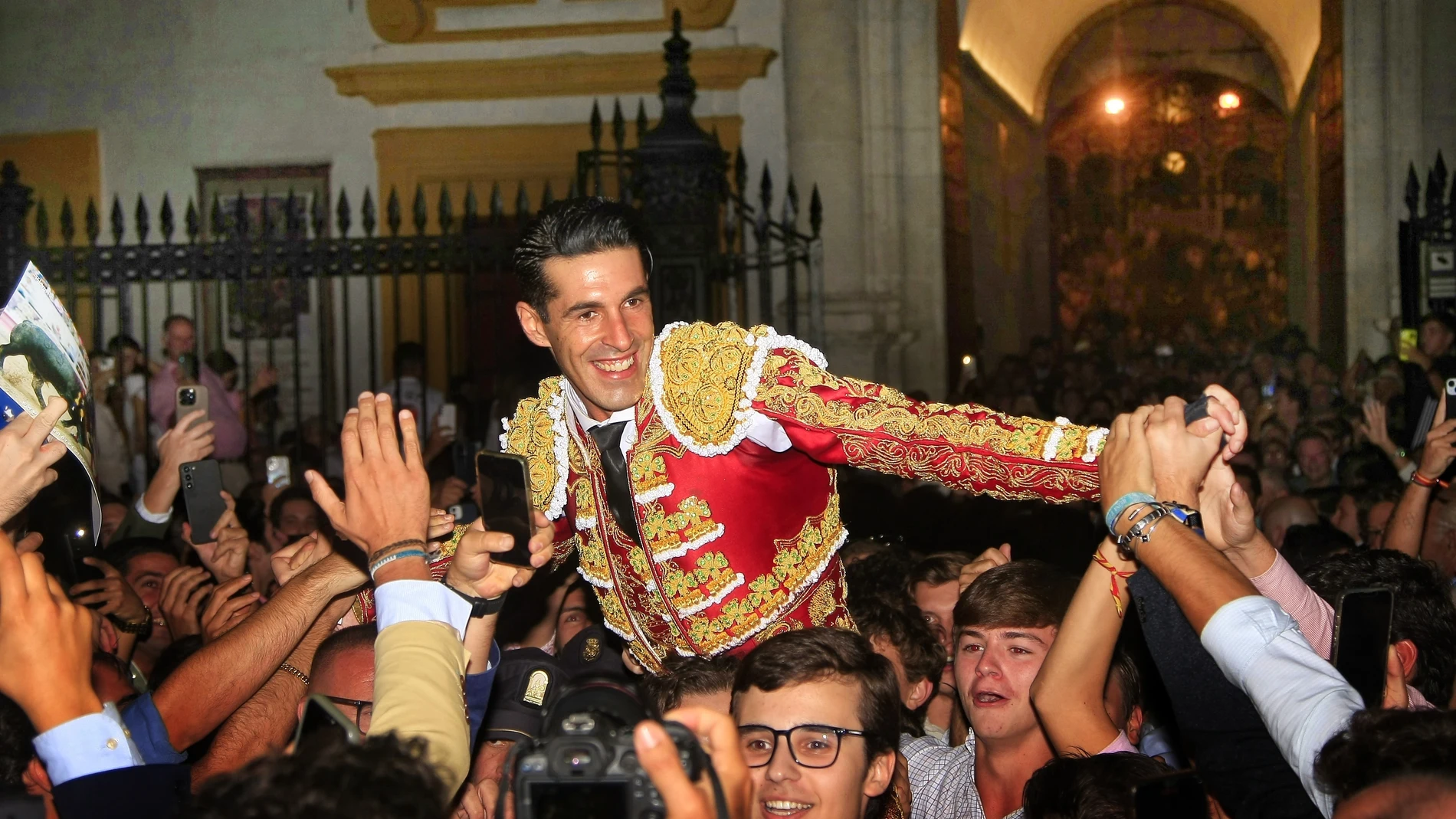 Talavante abre una discutida Puerta del Príncipe tras la suerte de la espada en sus faenas
