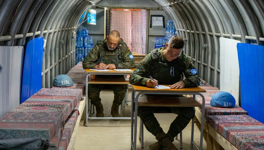 Militares españoles realizan un examen de la UNED en un búnker de la base "Miguel de Cervantes"