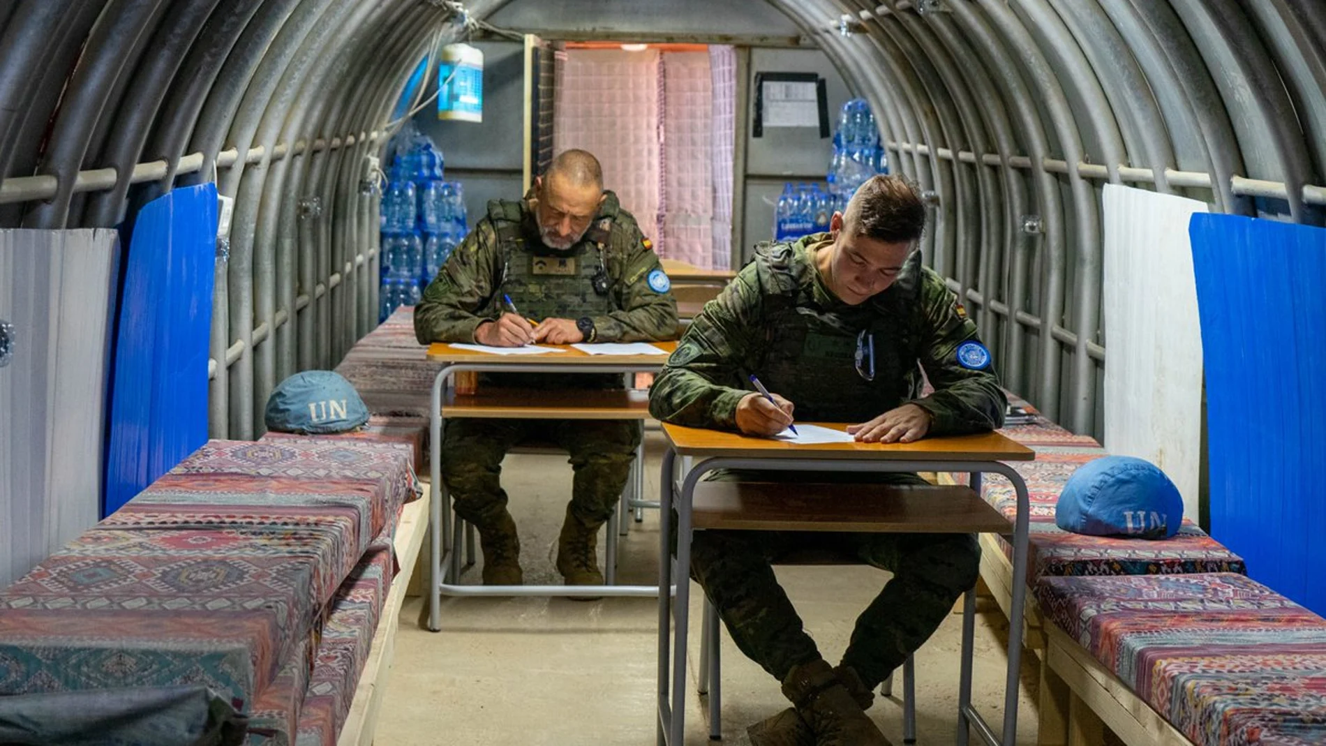 Militares españoles realizan un examen de la UNED en un búnker de la base "Miguel de Cervantes"