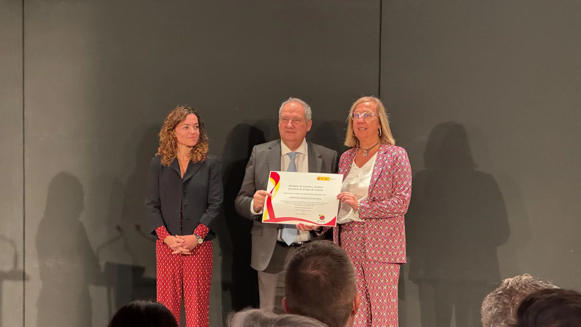 El ministro de Industria y Turismo, Jordi Hereuas, entrega la distinción como Fiestas de Interés Turístico Nacional a las Jornadas Medievales de Ávila, y la Semana Santa de Sahagún