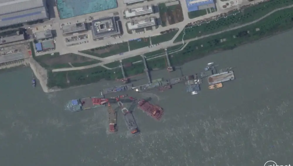 Varios barcos con grúas tratan de rescatar al submarino chino