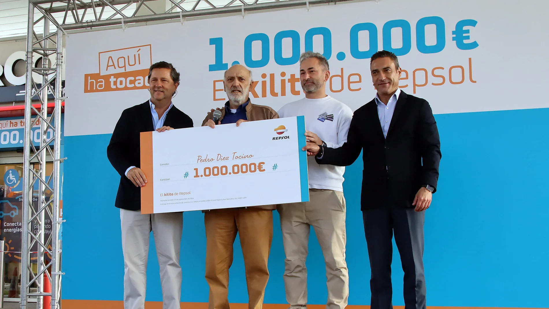 Pedro Diez en el momento de recoger el premio