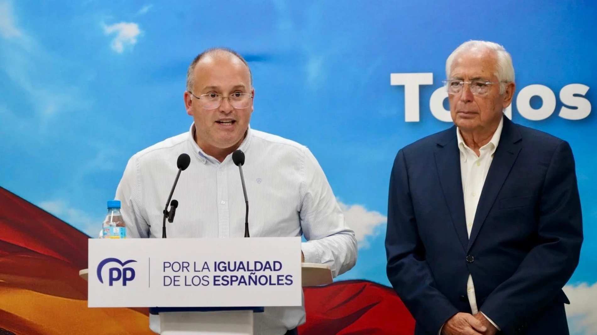 Miguel Tellado, en rueda de prensa en Melilla junto con el presidente la Ciudad y del PP melillense, Juan José Imbroda. REMITIDA / HANDOUT por PP MELILLA Fotografía remitida a medios de comunicación exclusivamente para ilustrar la noticia a la que hace referencia la imagen, y citando la procedencia de la imagen en la firma 27/09/2024