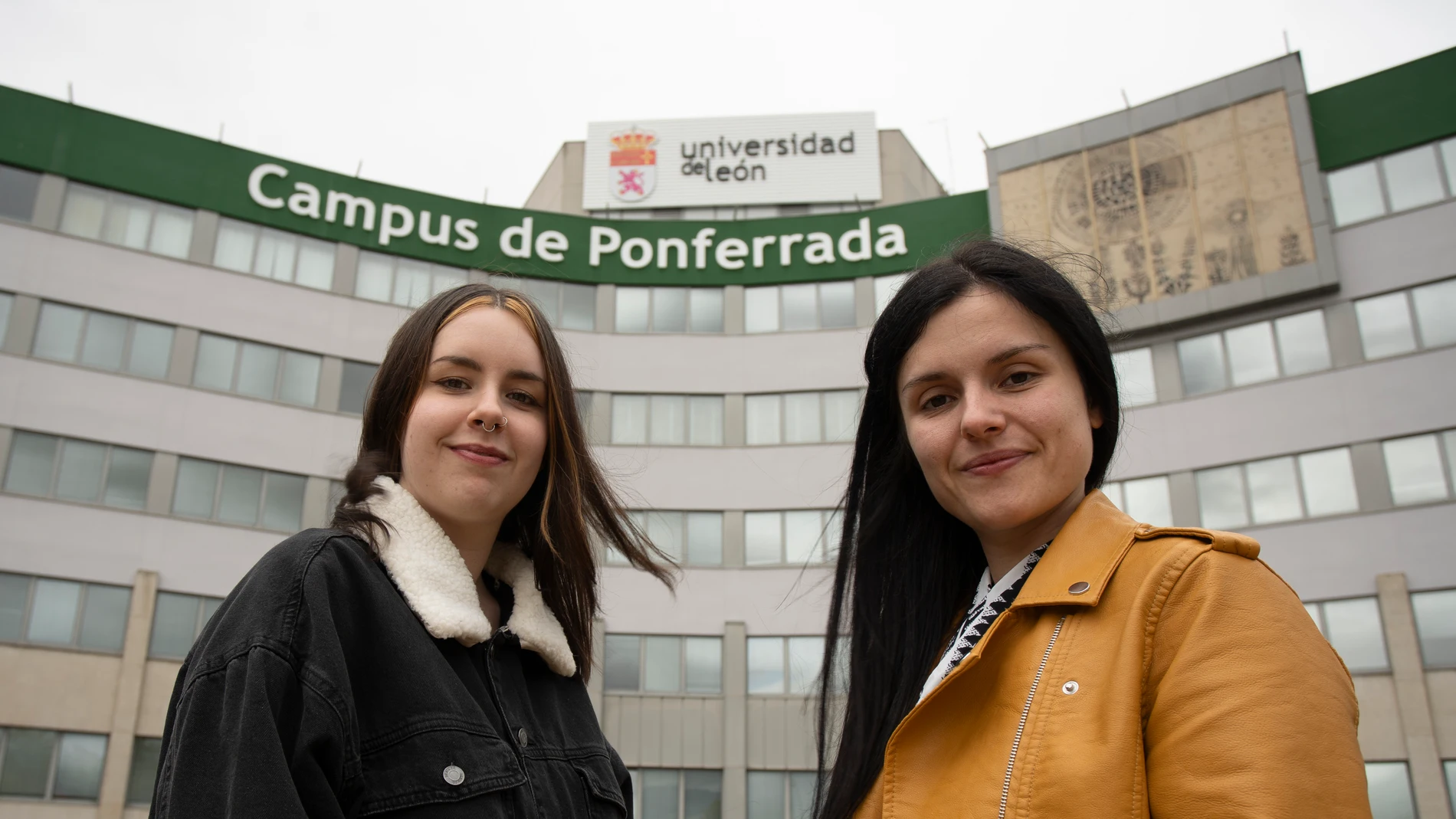 ara Barredo (I), y Alicia Merayo (D), alumnas del curso de Internet de las Cosas y Ciberseguridad del Campus de Ponferrada de la Universidad de León