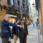 Albert Batlle, junto a Fèlix Riera, visitando los comercios del Gòtic