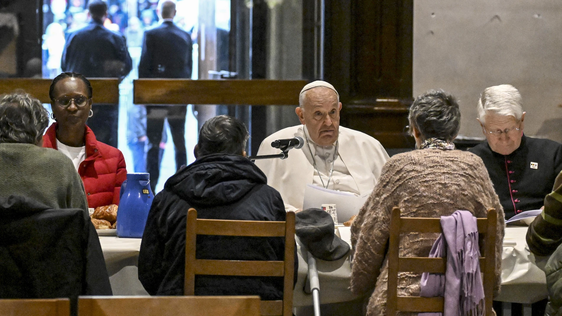 El Papa Francisco en la iglesia de Saint Gilles de Bruselas, durante el desayuno que compartió con pobres y migrantes