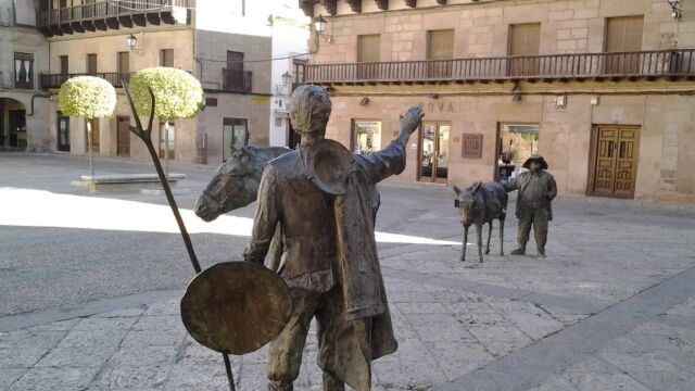 Figuras de Don Quijote y Sancho Panza en la plaza de Villanueva de los Infantes (Ciudad Real)