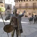 Figuras de Don Quijote y Sancho Panza en la plaza de Villanueva de los Infantes (Ciudad Real)