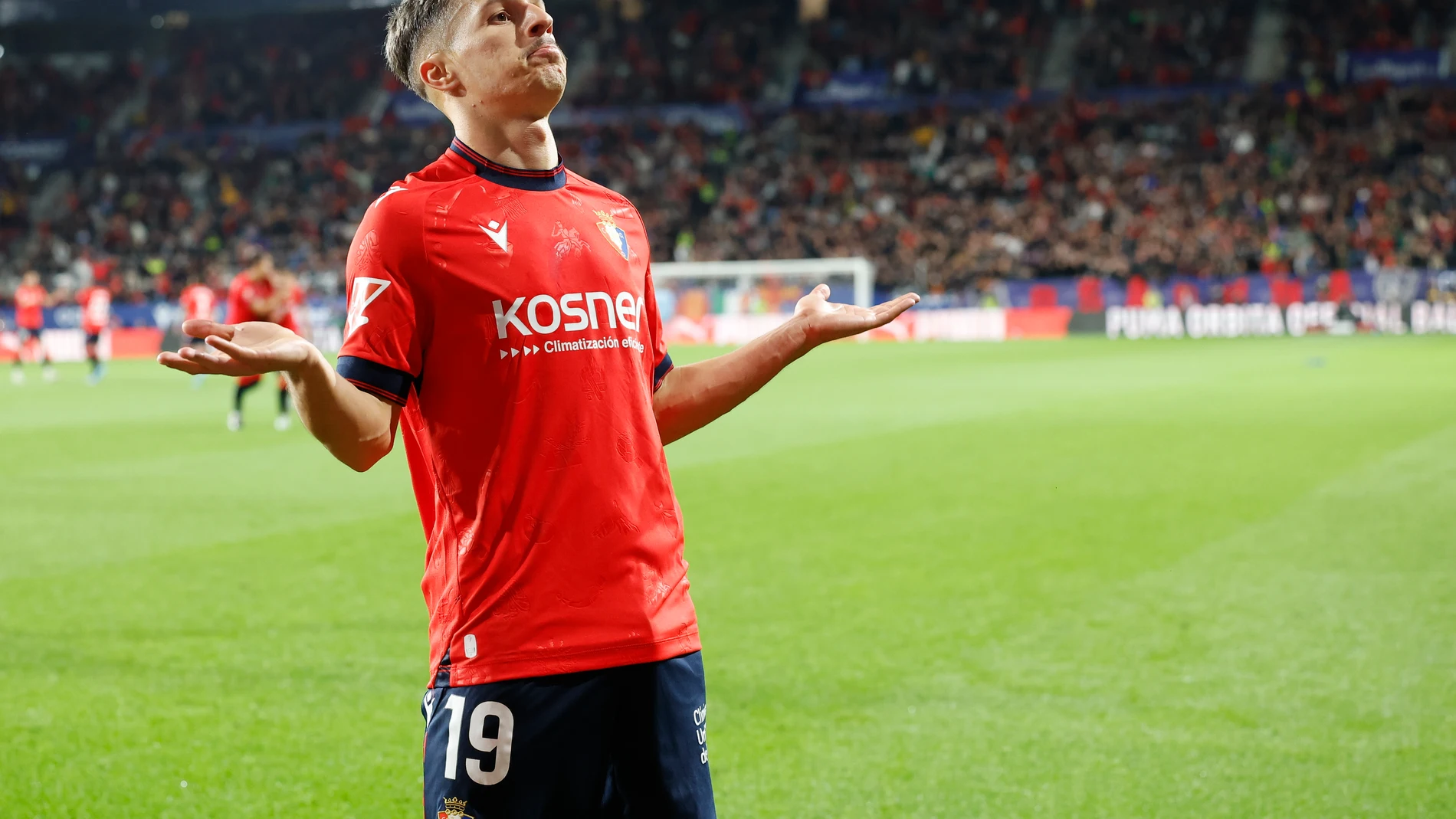 PAMPLONA, 28/09/2024.- El delantero de Osasuna Bryan Zaragoza celebra tras marcar el segundo gol ante el Barcelona, durante el partido de LaLiga en Primera División que CA Osasuna y FC Barcelona disputan este sábado en el estadio de El Sadar, en Pamplona. EFE/Villar López