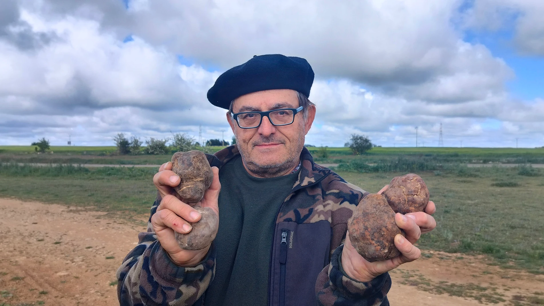 El director de la Cátedral de Micología de la UVa en el campus de Palencia, José Andrés Oria de Rueda, con unos ejemplares de turmas o trufas del desierto