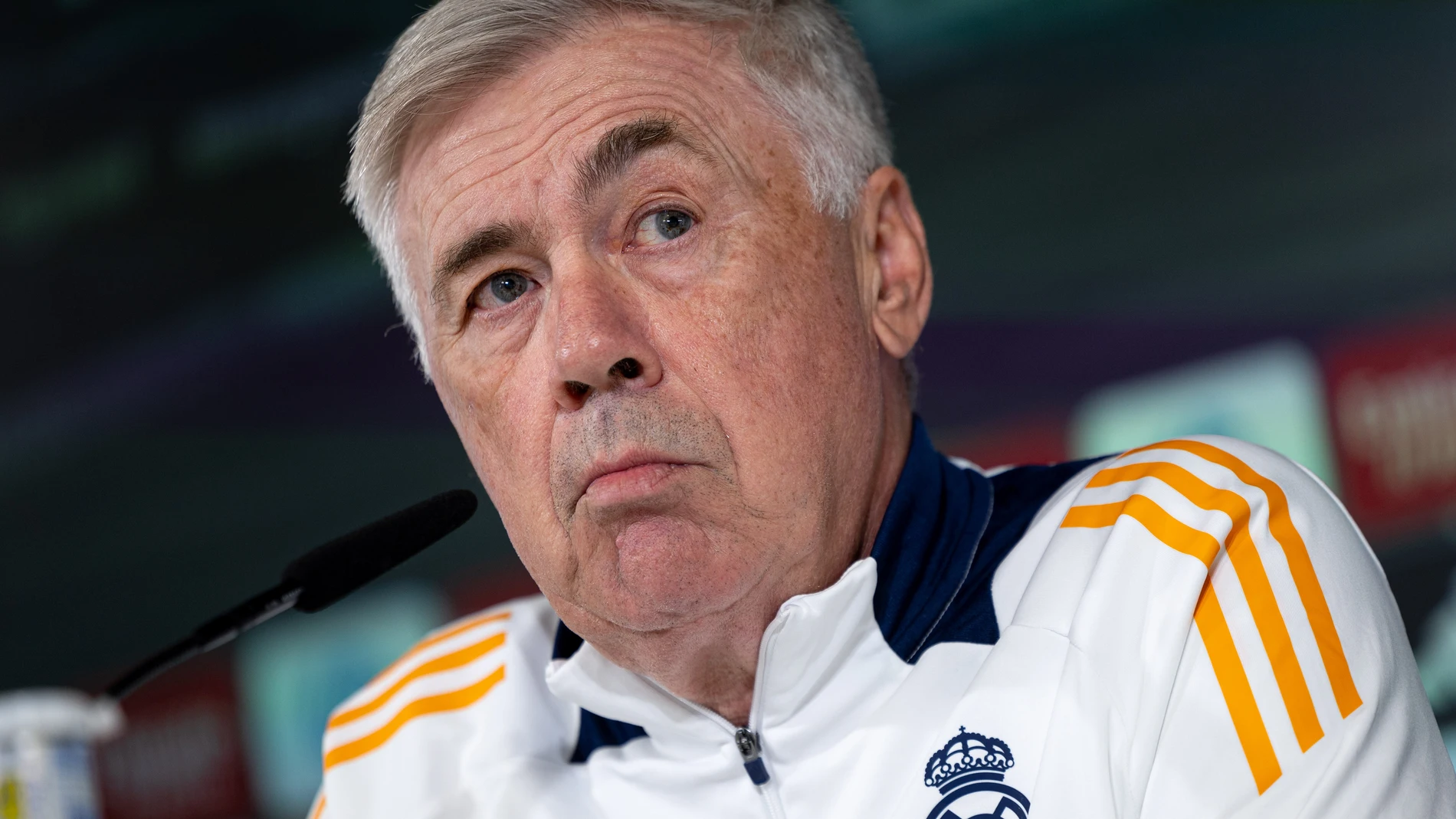 MADRID (ESPAÑA), 28/09/2024.- El entrenador del Real Madrid, Carlo Ancelotti durante la rueda de presa tras el entrenamiento del equipo este sábado en la Ciudad Deportiva de Valdebebas antes de su enfrentamiento liguero contra el Atlético de Madrid. EFE/ Daniel González