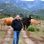 José Gordón, propietario de "El Capricho" junto a sus bueyes
