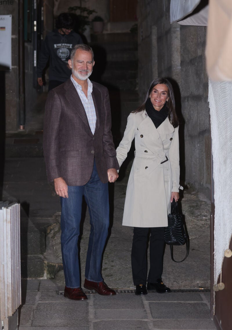 El rey Felipe y la Reina Letizia a la salida de su cena en Marín.