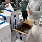 Agentes de la Guardia Civil custodian y comprueban las cajas que contienen las pruebas de oposición para ingresar al Instituto Armado