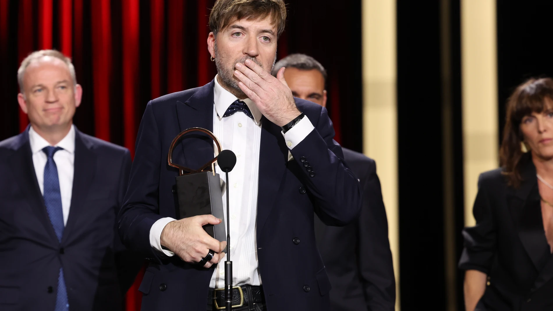 SAN SEBASTIÁN, 28/09/2024.- El cineasta Albert Serra recibe junto a su equipo la Concha de Oro a la mejor película este sábado en el 72 Festival de Cine de San Sebastián. 'Tardes de soledad', el documental sobre la tauromaquia de Albert Serra centrado en el torero peruano Andrés Roca Rey, se ha alzado con la Concha de Oro a la mejor película en el 72 Festival de Cine de San Sebastián. EFE/ Juan Herrero